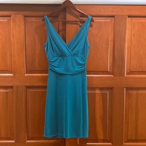 Fitted accentuated waist dress with low neck and back